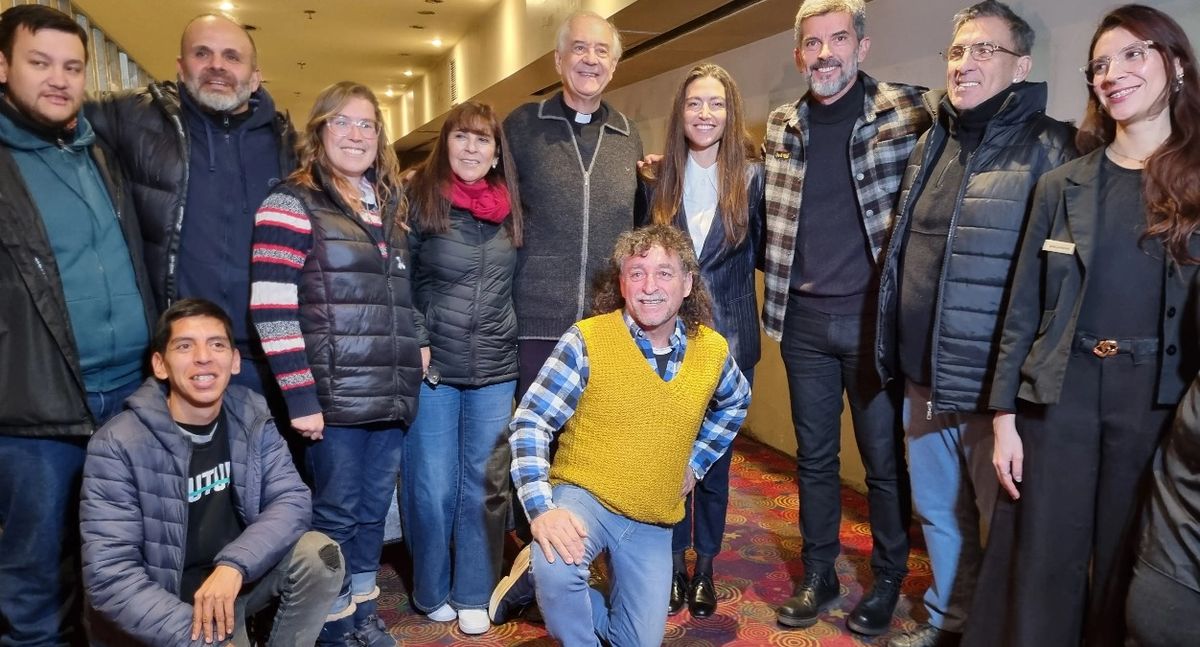 El cura, el Estado, los privados, y los que ayudan. El sábado a la mañana quedó listo el refugio del Huentala. El cura, el Estado, los privados, y los que ayudan. El sábado a la mañana quedó listo el refugio del Huentala.