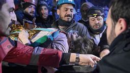 Rescataron a una mujer luego de más de 200 horas bajo escombros en Turquía