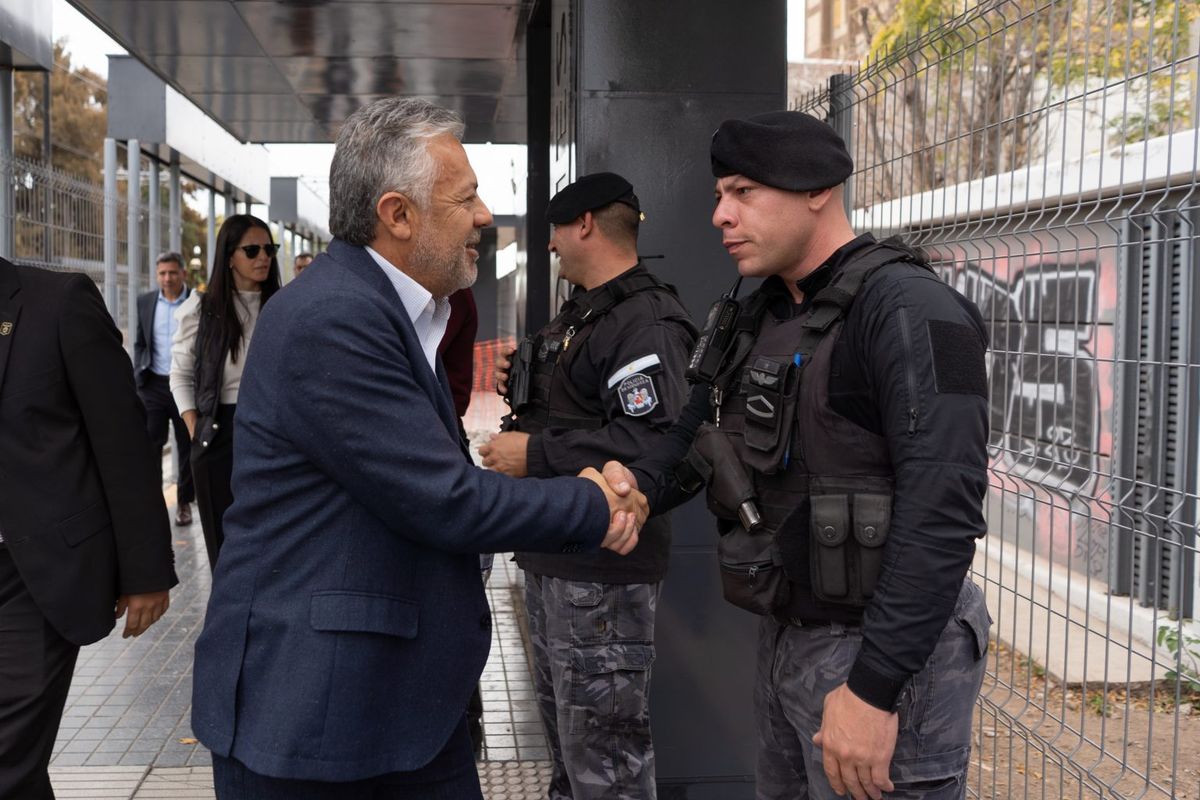 El gobernador Alfredo Cornejo en una visita a los paradores inteligentes del metrotranvía. (Imagen de archivo).