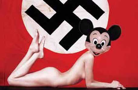 Un cartel que muestra a Mickey Mouse transexual y nazi generó polémica en Polonia