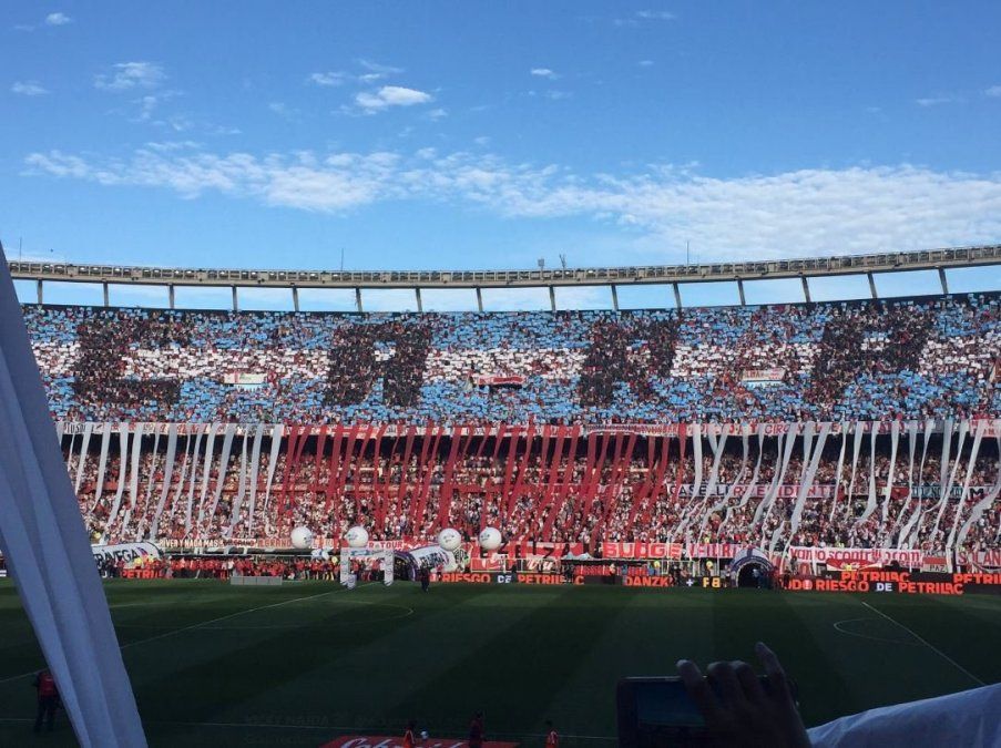 Qué decía el mosaico que preparó River en las tribunas