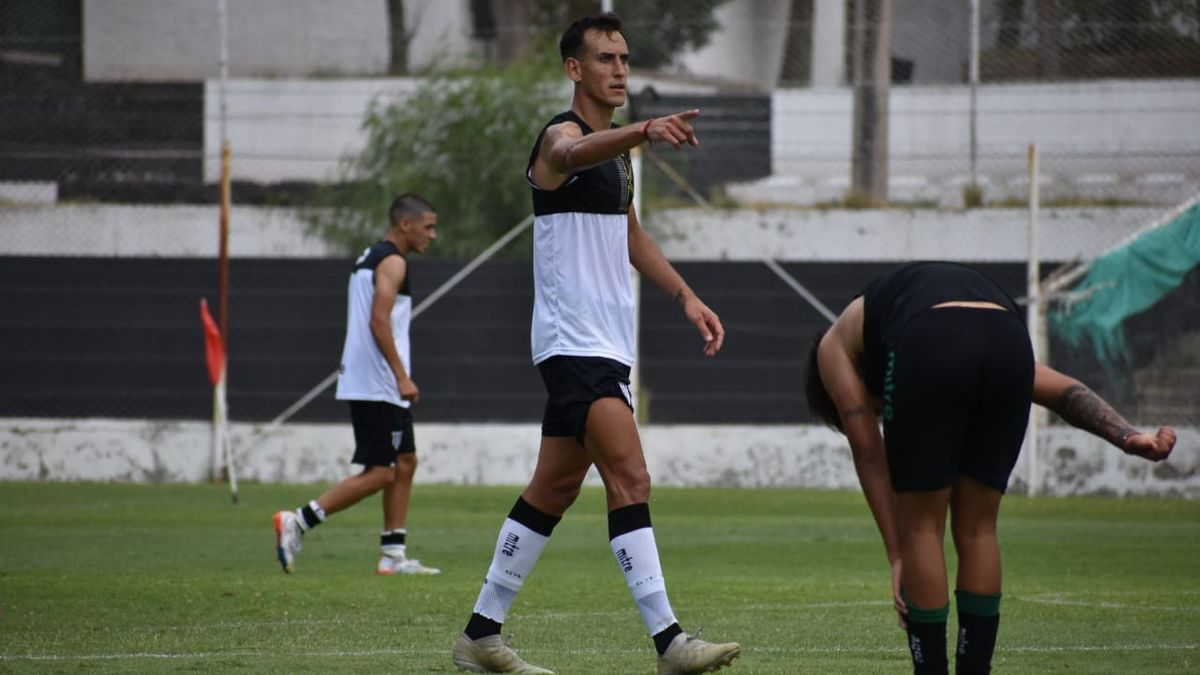 Bruno Nasta mostró sus credenciales de goleador, con sus dos tantos.