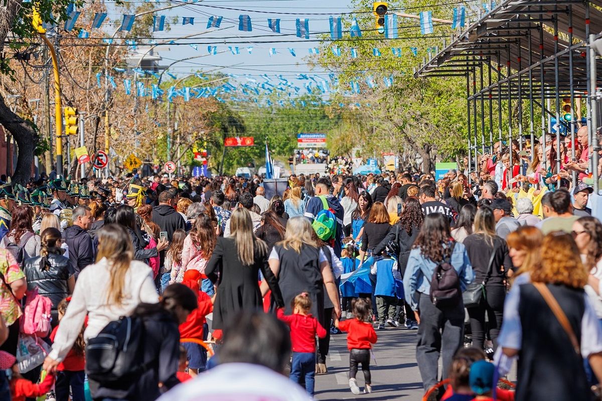 Una multitud participó del tradicional desfile cívico-militar-escolar. Una multitud participó del tradicional desfile cívico-militar-escolar.