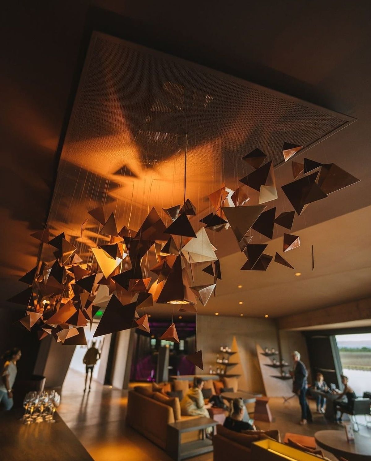 Triángulos incorporados al diseño interior de Anaia Wines, hacen referencia a la náutica, una de las pasiones del dueño del lugar, Osvaldo del Campo. Triángulos incorporados al diseño interior de Anaia Wines, hacen referencia a la náutica, una de las pasiones del dueño del lugar, Osvaldo del Campo.