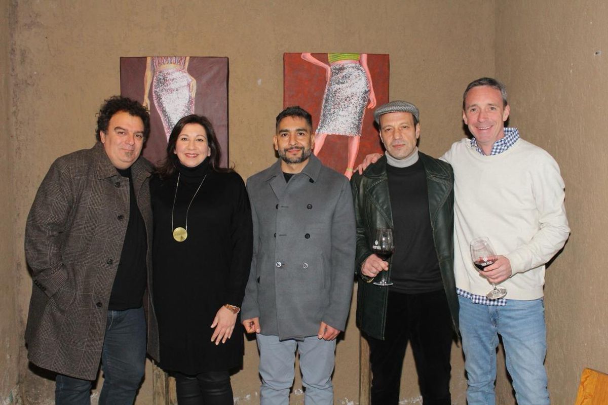 Los dueño de casa, Alejandro Vigil y María Sance, los artistas Juan Castillo y Gustavo Coppoletta, y el Los dueño de casa, Alejandro Vigil y María Sance, los artistas Juan Castillo y Gustavo Coppoletta, y el