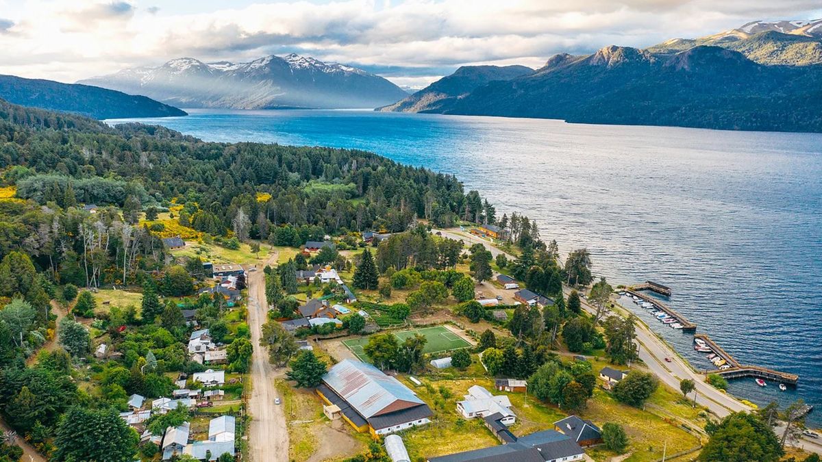 En la Patagonia, hay un pueblo cercano a Bariloche, rodeado de bosques y lagos, que eligen los turistas que buscan tranquilidad En la Patagonia, hay un pueblo cercano a Bariloche, rodeado de bosques y lagos, que eligen los turistas que buscan tranquilidad