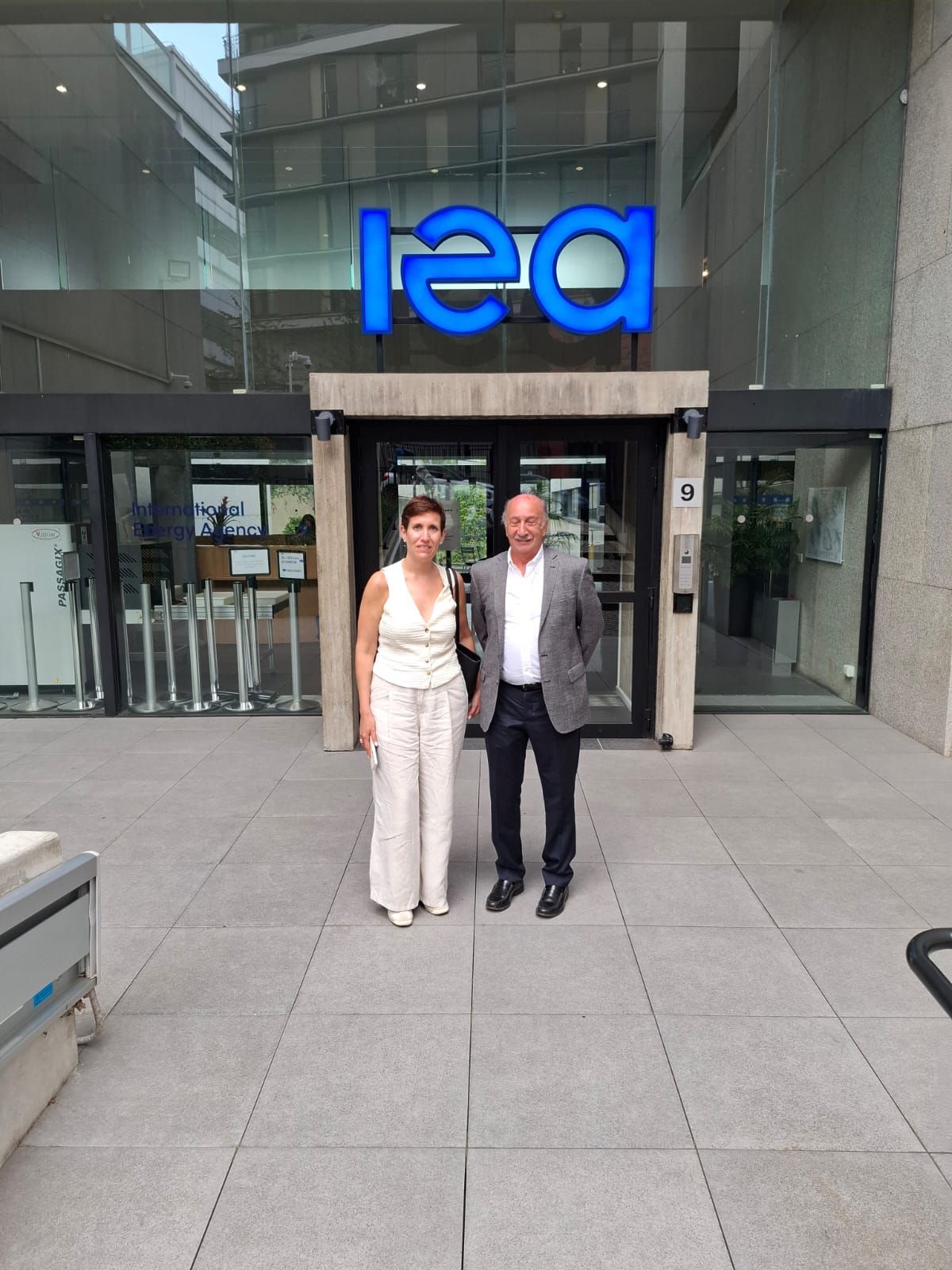 Jimena Latorre, ministra de Energía y Ambiente, con el presidente de Emesa, Gerardo Rabinovich, en la sede del Jimena Latorre, ministra de Energía y Ambiente, con el presidente de Emesa, Gerardo Rabinovich, en la sede del