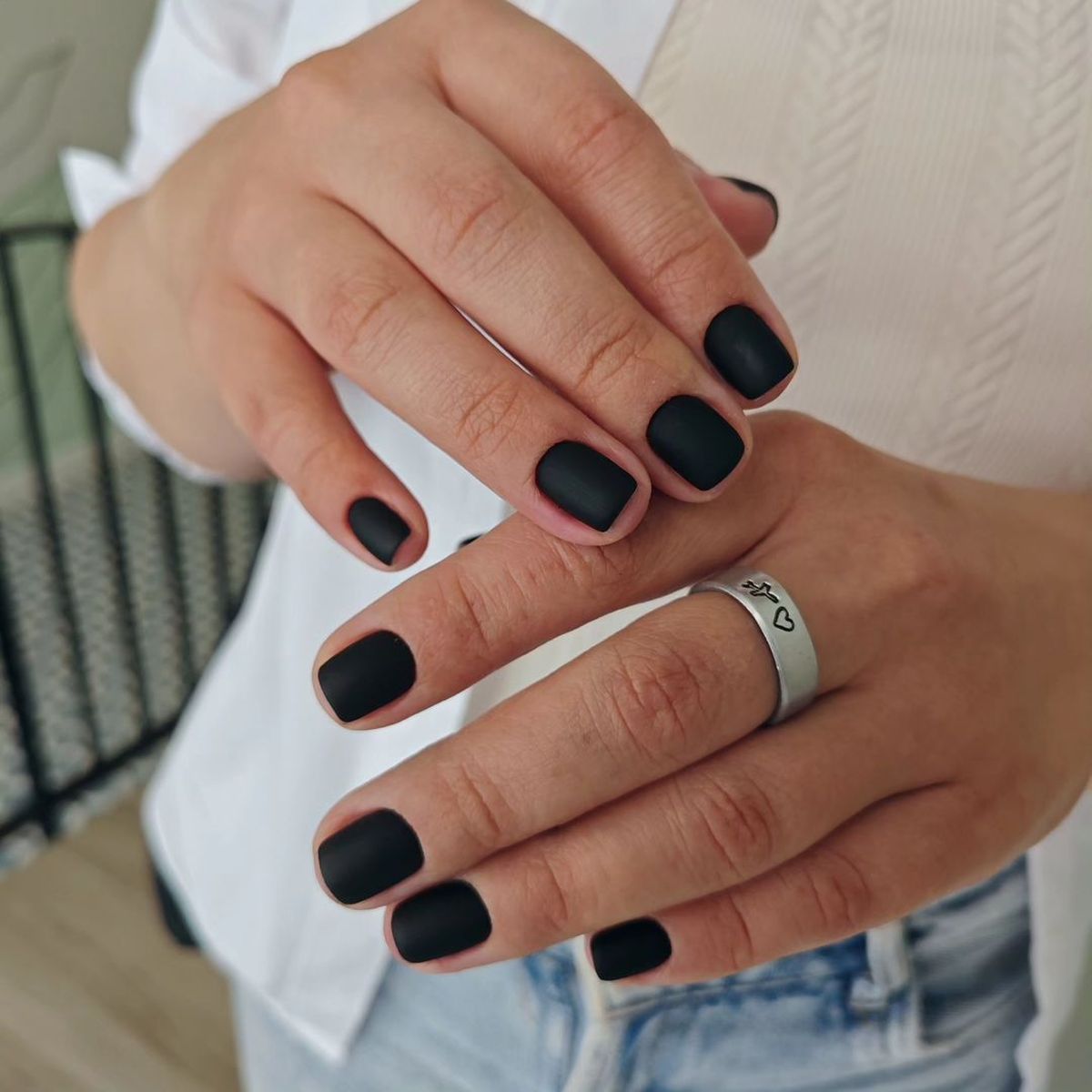 Uñas negras matte. Uñas negras matte.