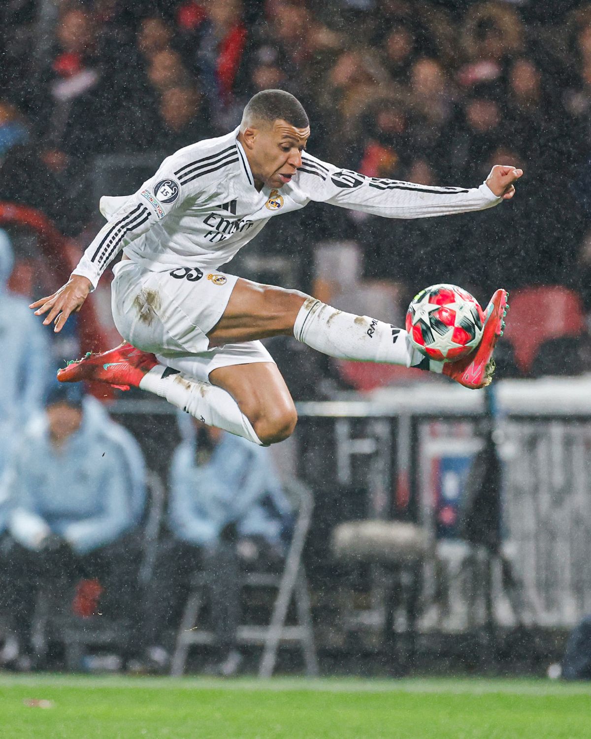 Real Madrid ganó "apenas" 38,7 millones y debe jugar en playoffs con el City. Real Madrid ganó "apenas" 38,7 millones y debe jugar en playoffs con el City.