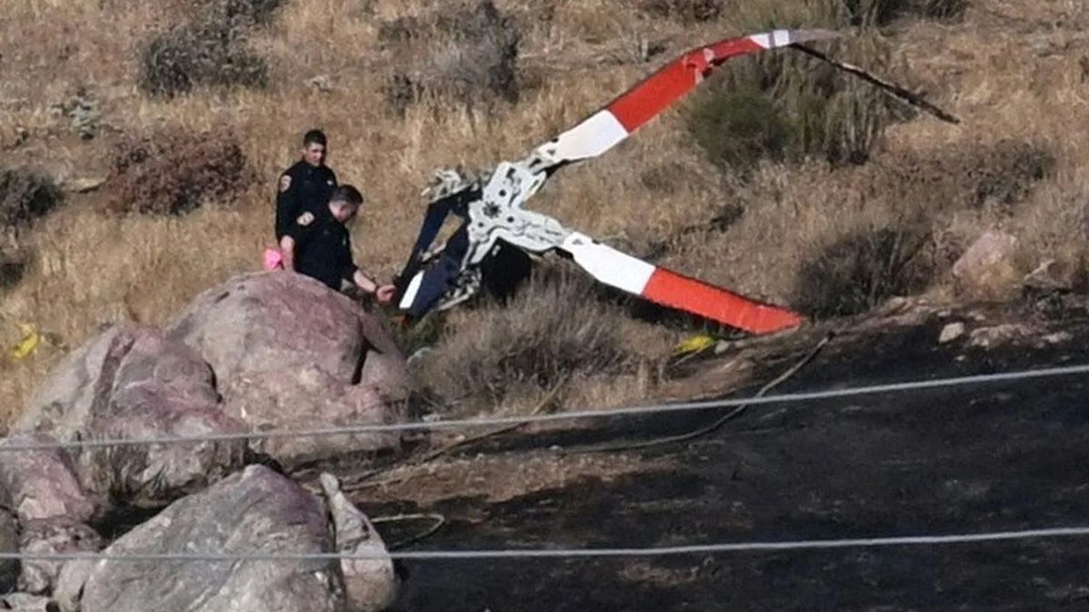 Investigadores observan partes del helicóptero que se estrelló tras el impacto, en las afueras de California Investigadores observan partes del helicóptero que se estrelló tras el impacto, en las afueras de California