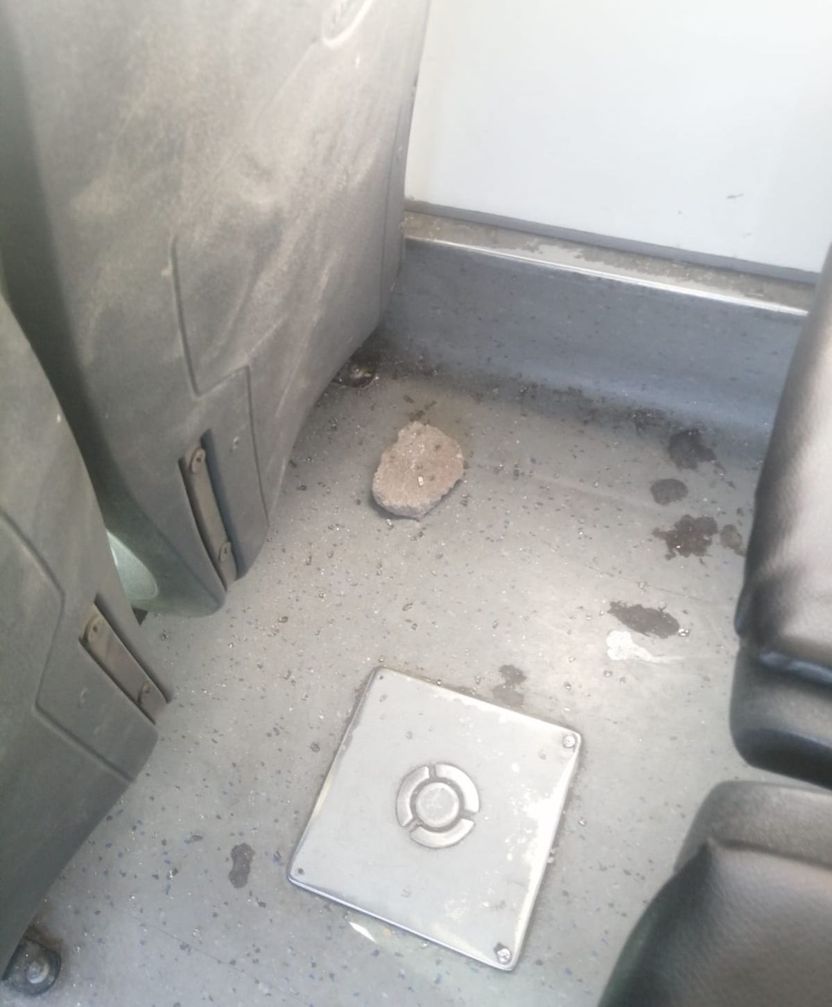 Una de las piedras que les arrojaron a los micros durante la tarde del jueves. Una de las piedras que les arrojaron a los micros durante la tarde del jueves.