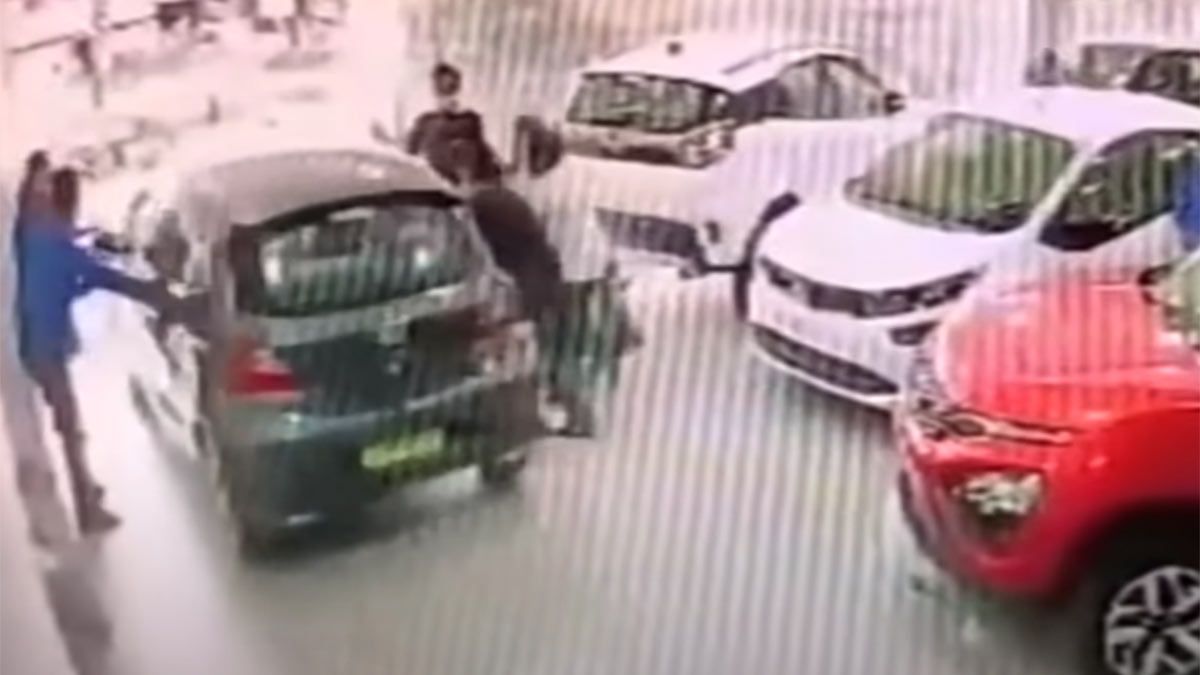 Video: probaba un auto y lo hizo caer desde un primer piso al salir de la agencia
