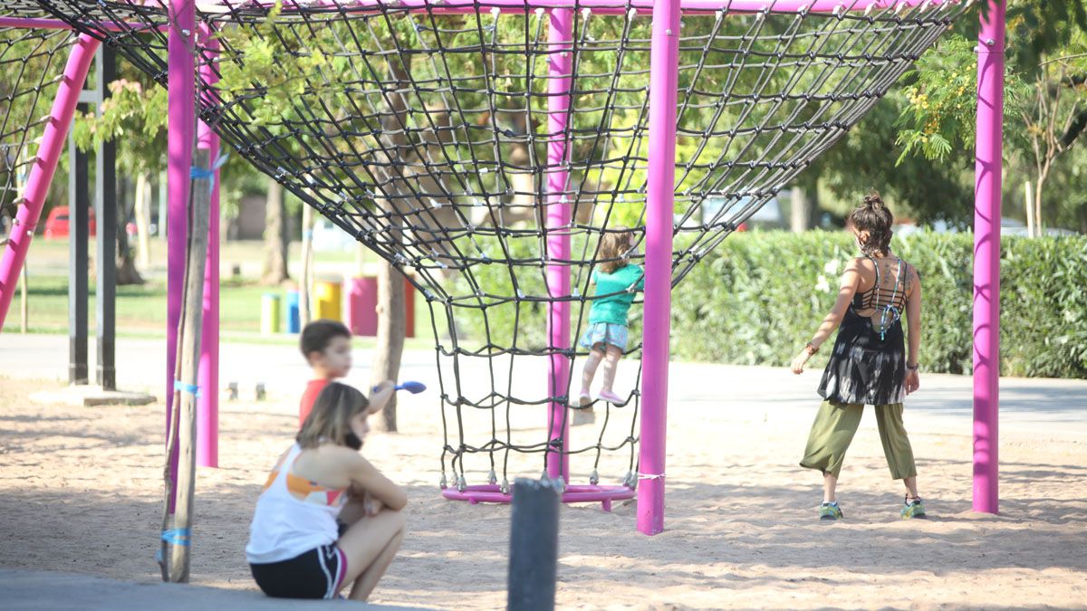 Los juegos infantiles de plazas y paseos públicos aún no se pueden usar. Tampoco los espacios con equipamiento para hacer deporte. Foto: Fernando Martínez.