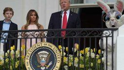 Sutil codazo de Melania (no fue para tarjeta roja) le recordó a Donald Trump los honores a su himno