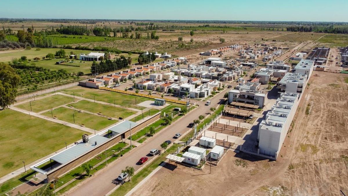 Pueblo Nuestro, en la lateral Norte Autopista Acceso Este (Ruta Nacional 7 Km. 1.003), a sólo 25 minutos de la Ciudad de Mendoza, cuenta con viviendas y departamentos en barrios públicos y privados complementados por áreas recreativas para disfrutar y conectar.