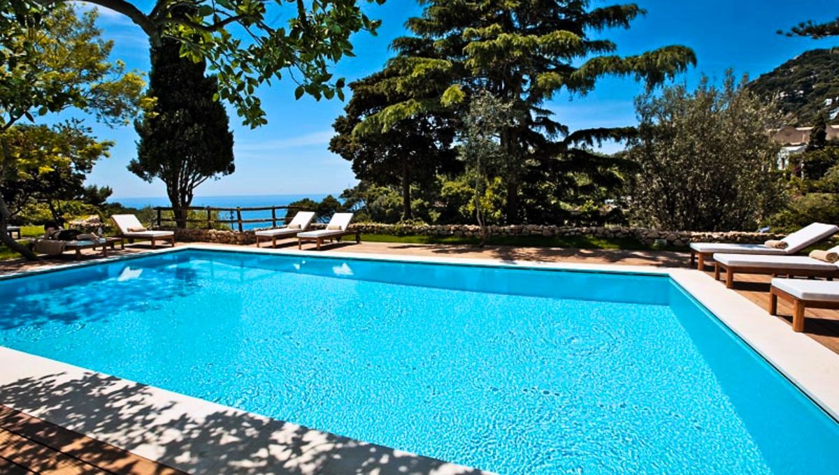 Adiós a la tradicional pileta celeste: el color que es tendencia y se impondrá este verano