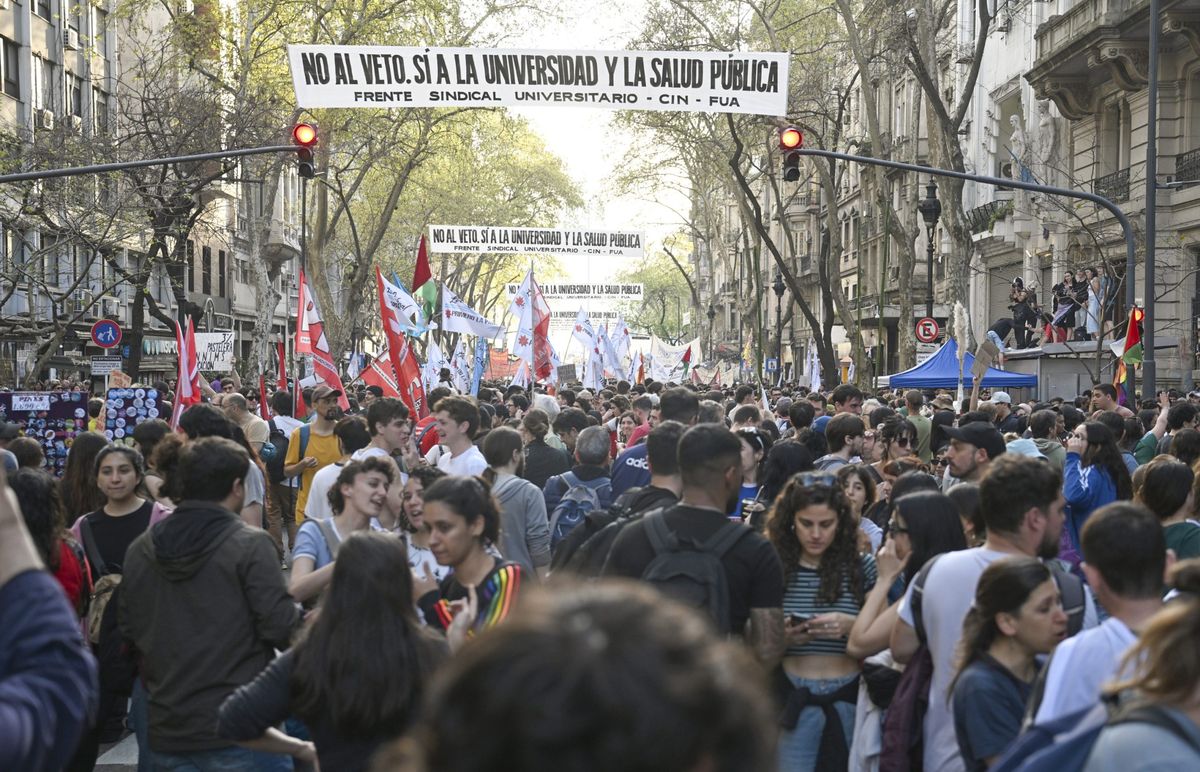 Marchas y actos masivos hubo en todo el país en contra de los vetos de Javier Milei al financiamiento de las universidades y a la salud. Marchas y actos masivos hubo en todo el país en contra de los vetos de Javier Milei al financiamiento de las universidades y a la salud.