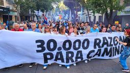 La marcha del 24 de marzo en las calles de Mendoza, cuando se cumplieron 50 años del golpe cívico militar. Alfredo Cornejo no tuiteó nada ese día.