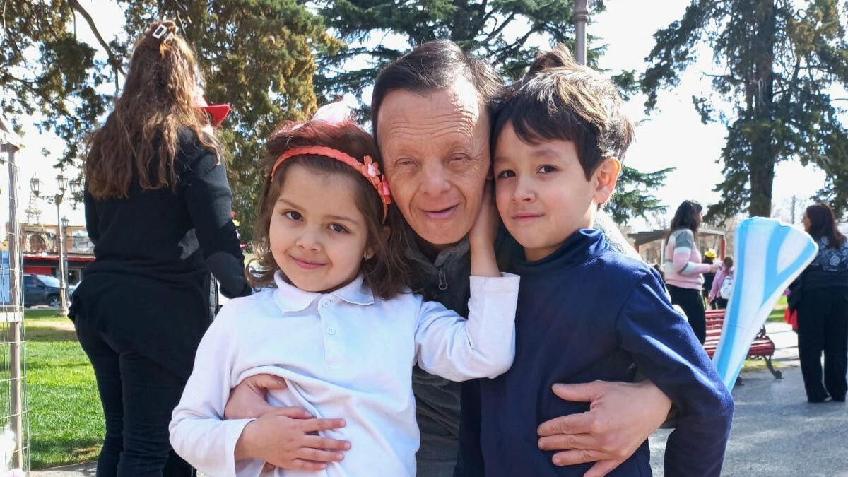 Ramón junto a sus sobrinos nietos Antonio e Ignacia, en una actividad escolar. Ramón junto a sus sobrinos nietos Antonio e Ignacia, en una actividad escolar.