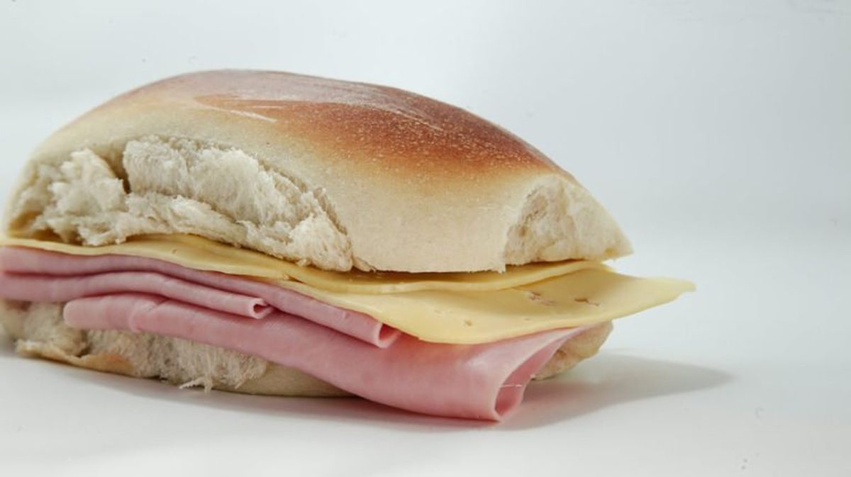 Así luce un pebete de jamón y queso. Así luce un pebete de jamón y queso.