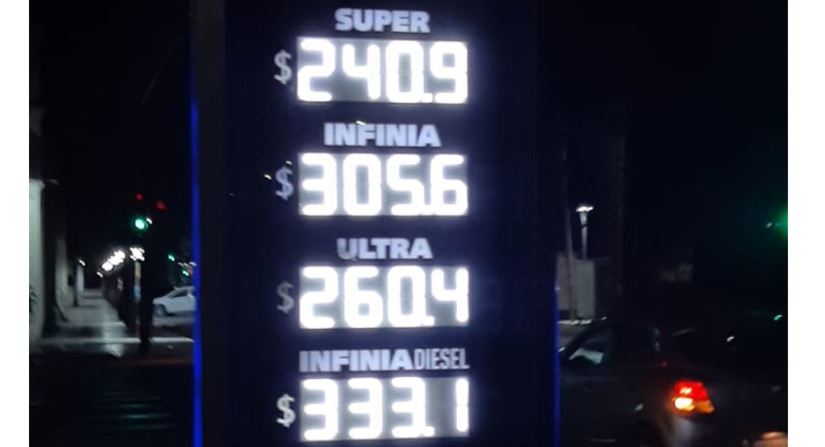 Los precios que se veían en las estaciones YPF durante la madrugada de este miércoles.