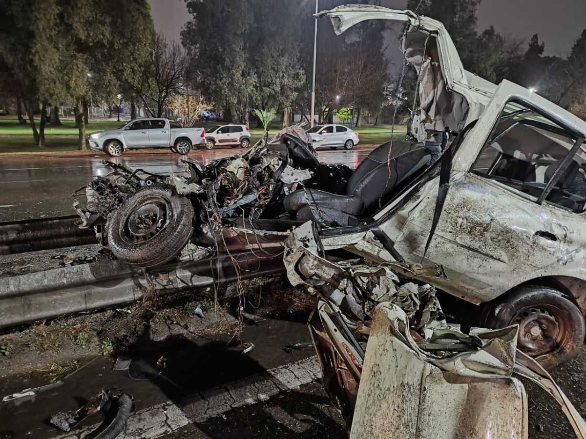 Tras la colisión, el vehículo en el que viajaba la víctima fatal quedó completamente destruido. Tras la colisión, el vehículo en el que viajaba la víctima fatal quedó completamente destruido.