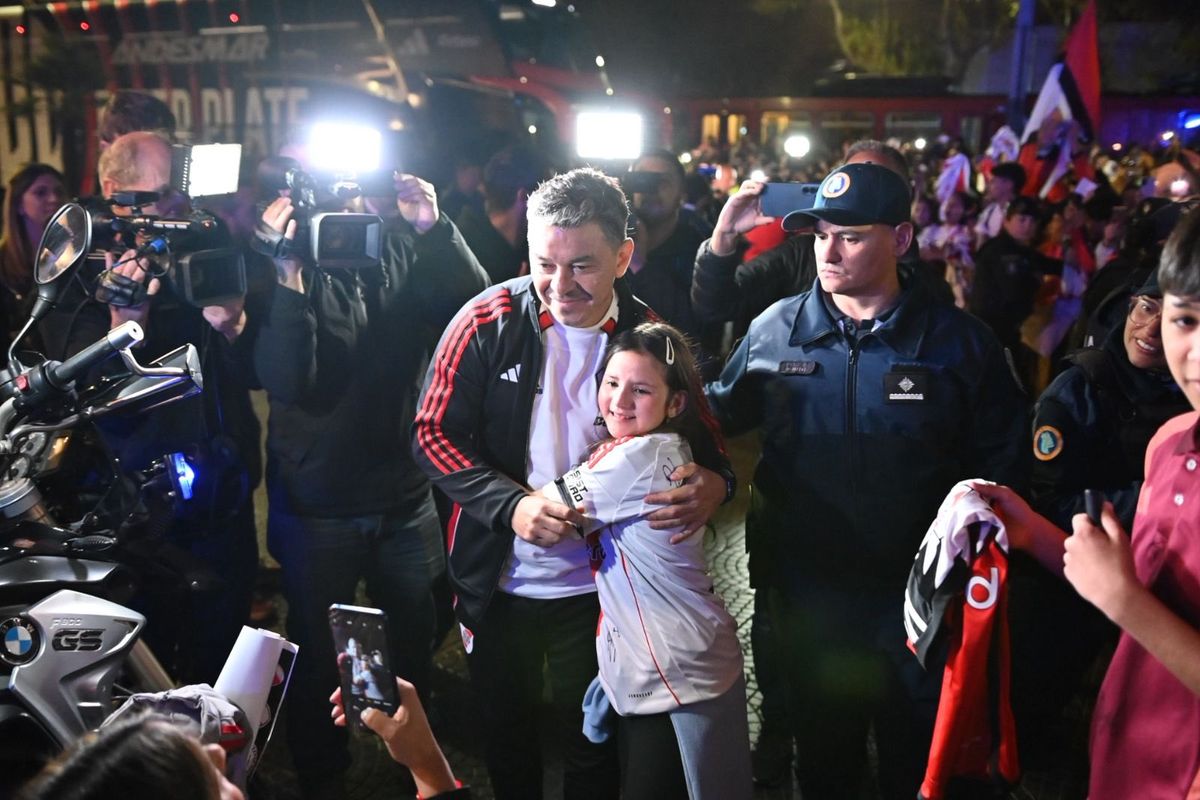 Gallardo saludó a los hinchas en el hotel.