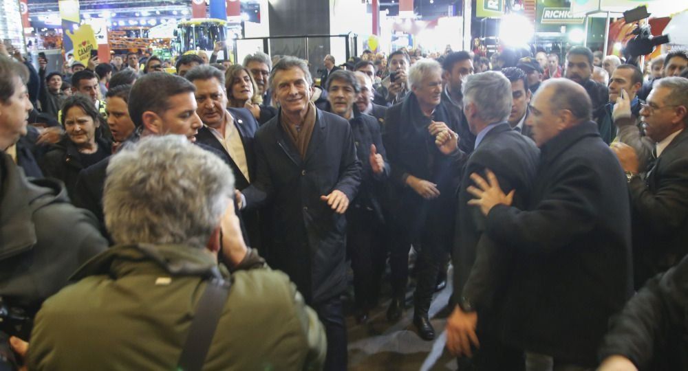 En la Rural, Macri ratificó la baja de retenciones: Es un impuesto no inteligente