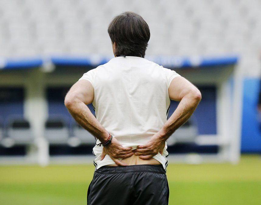 La justificación de Löw tras rascarse ahí y olerse los dedos
