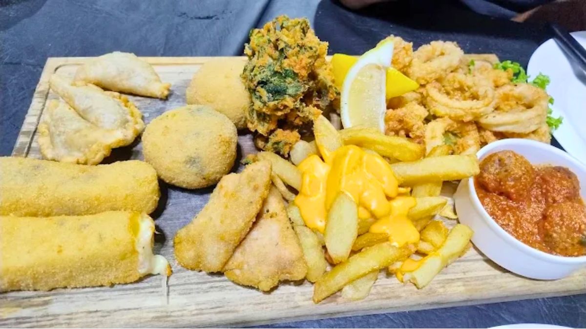 La picada caliente es una de las especialidades de este bodegón.