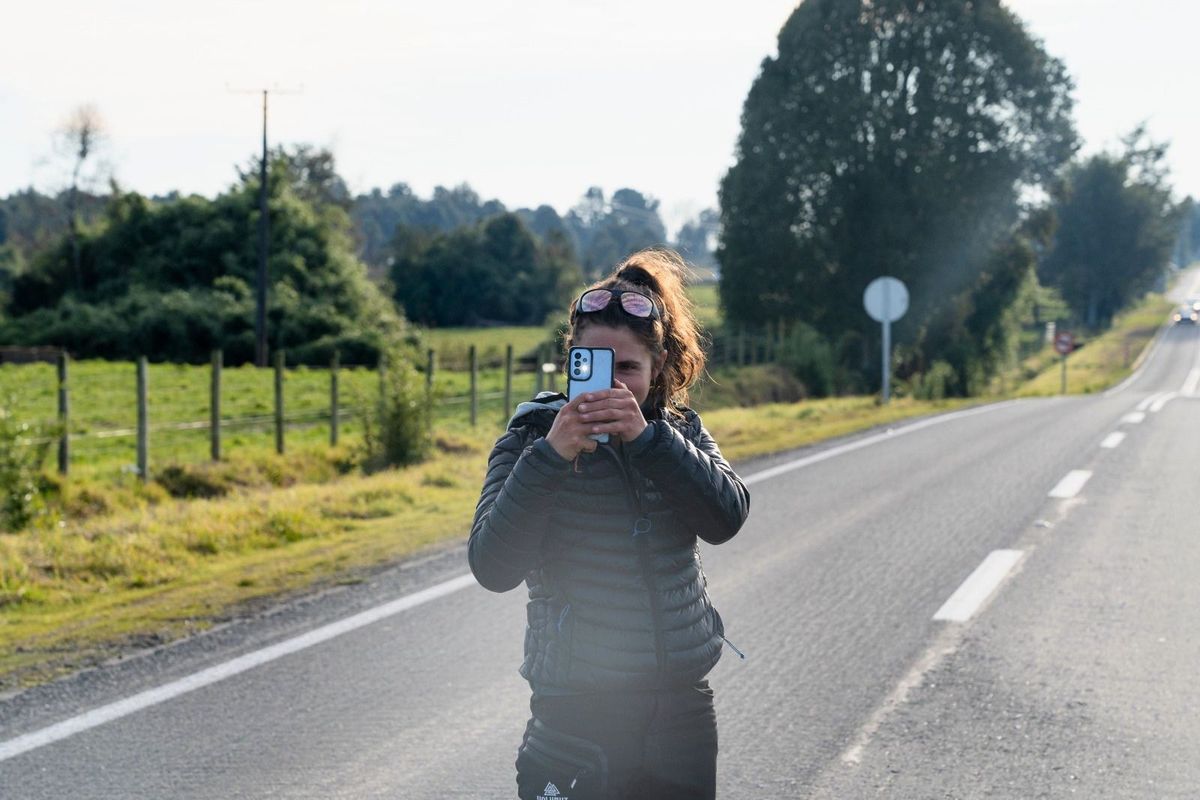 Camino a Osorno, en Chile, en otra de sus experiencias siempre ligadas a la naturaleza. Camino a Osorno, en Chile, en otra de sus experiencias siempre ligadas a la naturaleza.