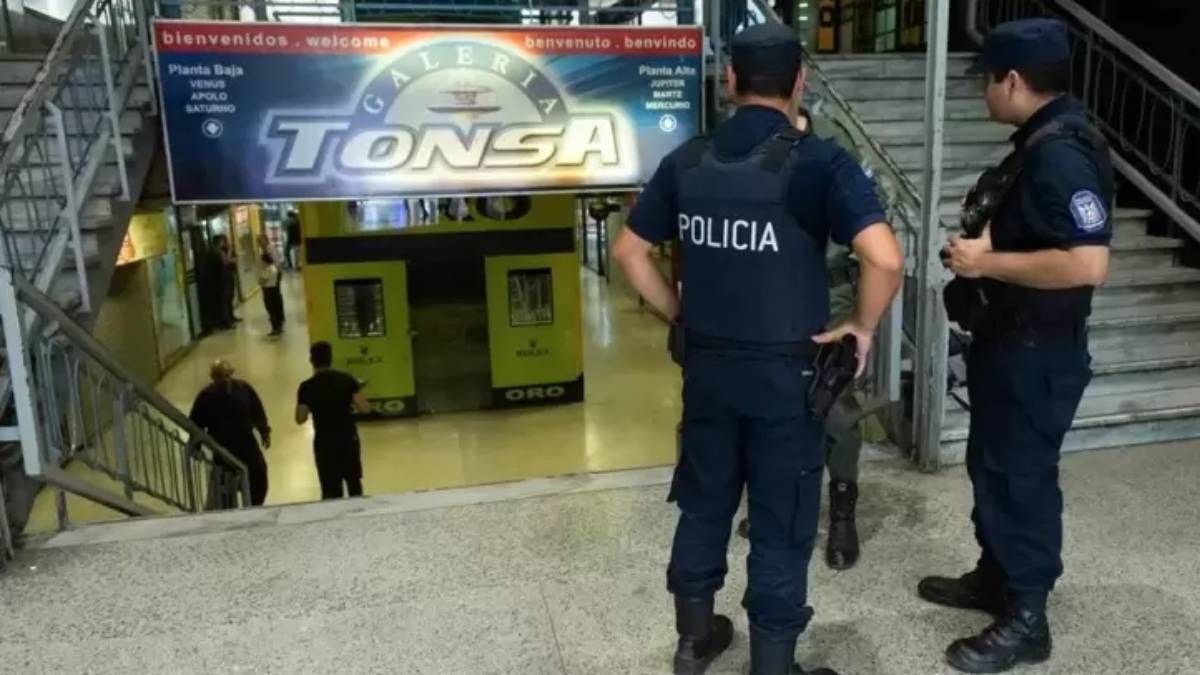 El miércoles hubo un violento asalto en la Galería Tonsa. Hay un detenido que fue goleado por los vecinos.