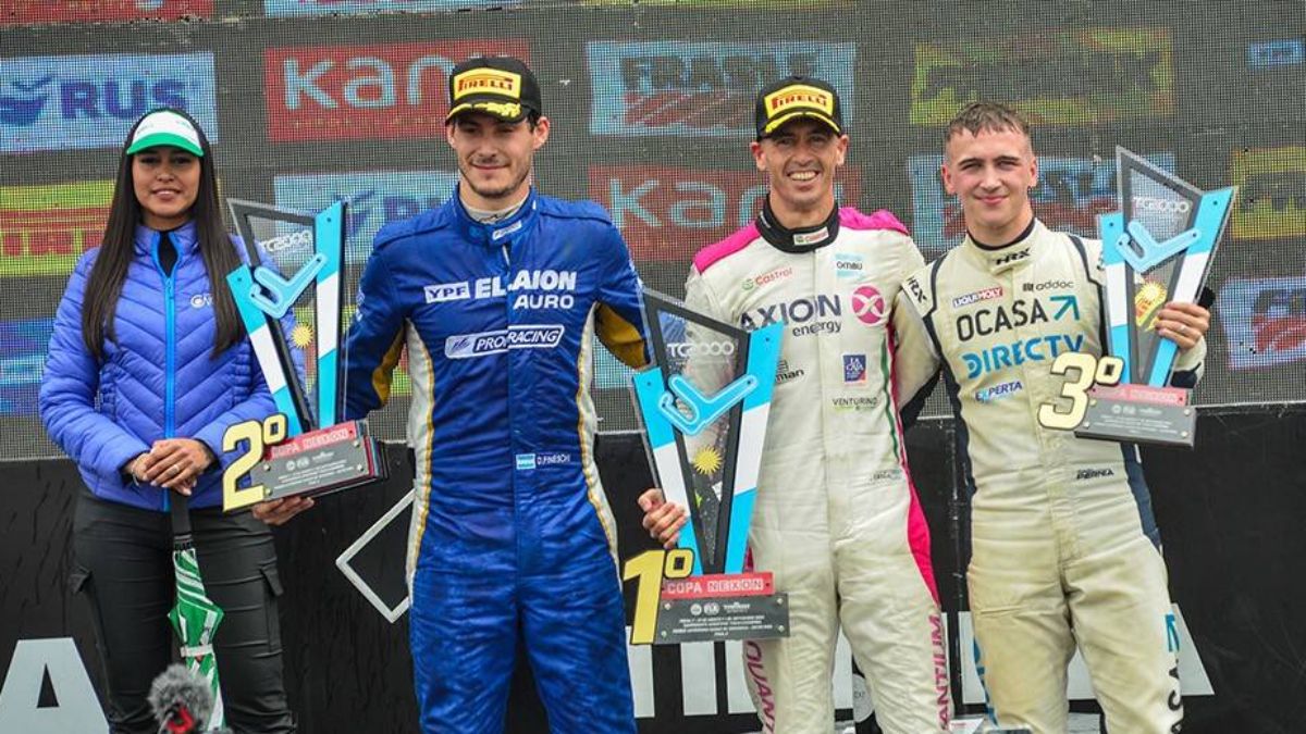 Al centro Leonel Pernía festeja el triunfo en el TC2000 de Concordia abrazado en el podio con su hijo Tiago, tercero en la carrera. Segundo fue Damián Fineschi. Al centro Leonel Pernía festeja el triunfo en el TC2000 de Concordia abrazado en el podio con su hijo Tiago, tercero en la carrera. Segundo fue Damián Fineschi.