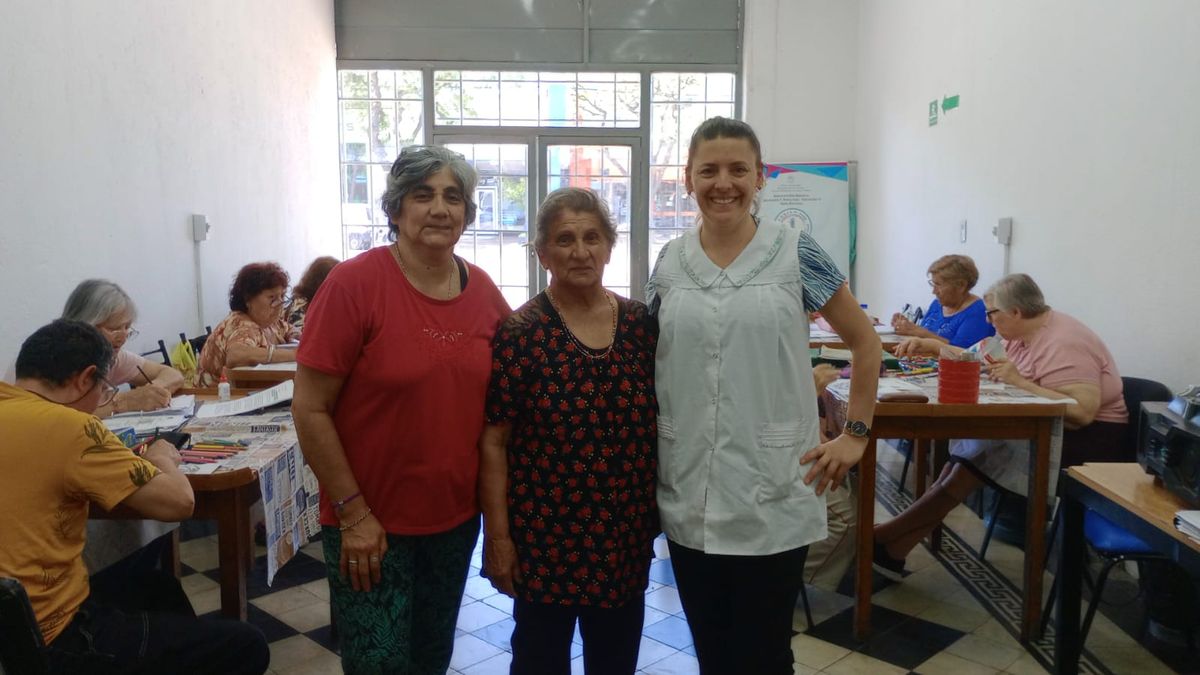 Adelina de 83 años y Lili de 61 son madre e hija y empezaron la primaria juntas