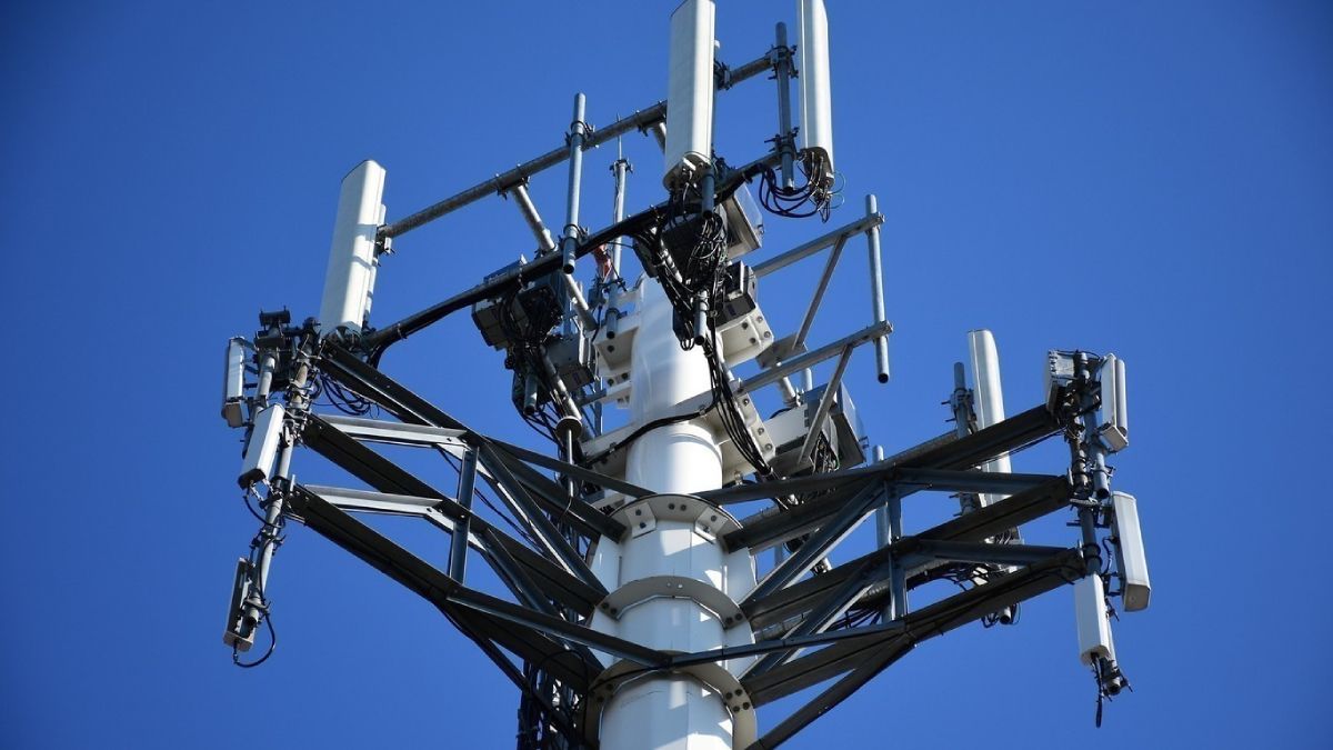 La nueva tecnología 5G aportará mayor velocidad de conectividad y transferencia de datos, y se desmiente que la radiación de las antenas que usa sean nocivas para la salud. También se indica que esta tecnología consume menos energía que la actual 4G o antecesoras.