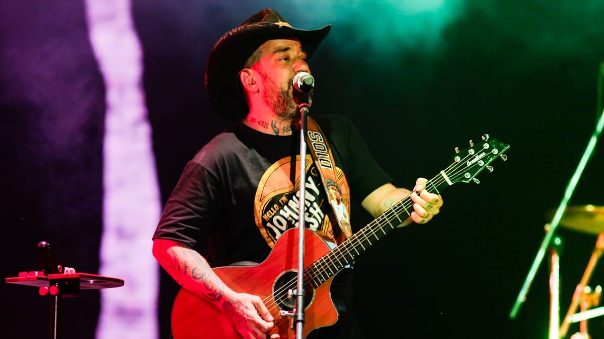 Pity Fernández, el líder de Las Pastillas del Abuelo en plan country. Pity Fernández, el líder de Las Pastillas del Abuelo en plan country.