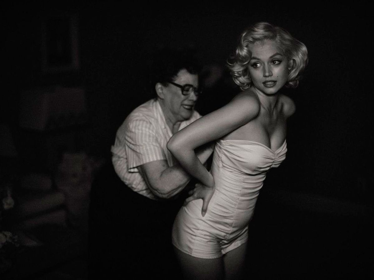 La película comenzó a gestarse hace tiempo y el rol protagónico lo obtuvo Ana de Armas en 2019.