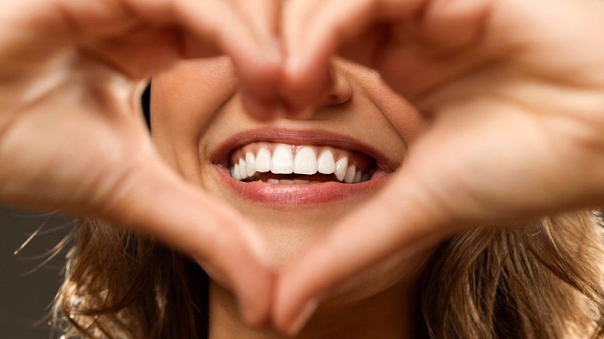 Existen remedios caseros para blanquear los dientes y prevenir las manchas amarillas.