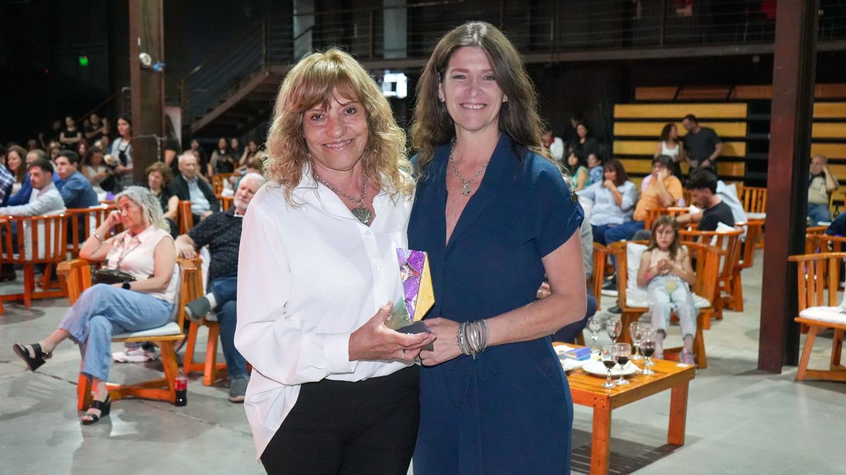 Margarita Viel, apoderada de Fundación Grupo América, y Gabriela Alé, directora ejecutiva, recibieron la distinción de manos del intendente Ulpiano Suarez. Margarita Viel, apoderada de Fundación Grupo América, y Gabriela Alé, directora ejecutiva, recibieron la distinción de manos del intendente Ulpiano Suarez.
