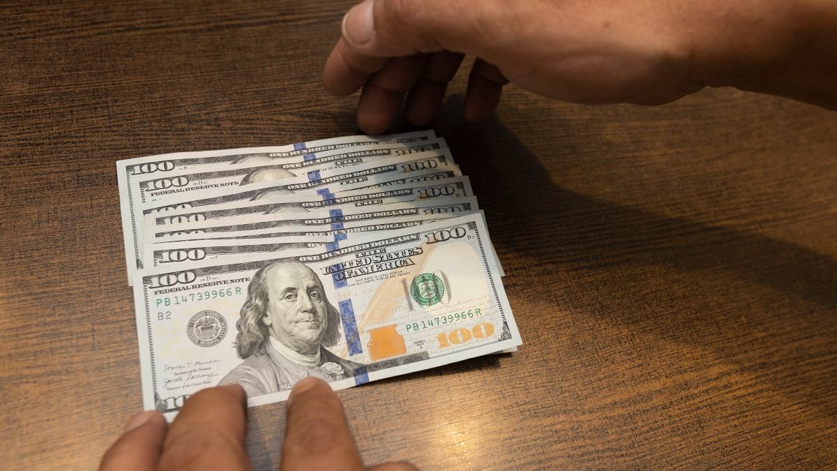 Este lunes el dólar blue subió $15. Este lunes el dólar blue subió $15.