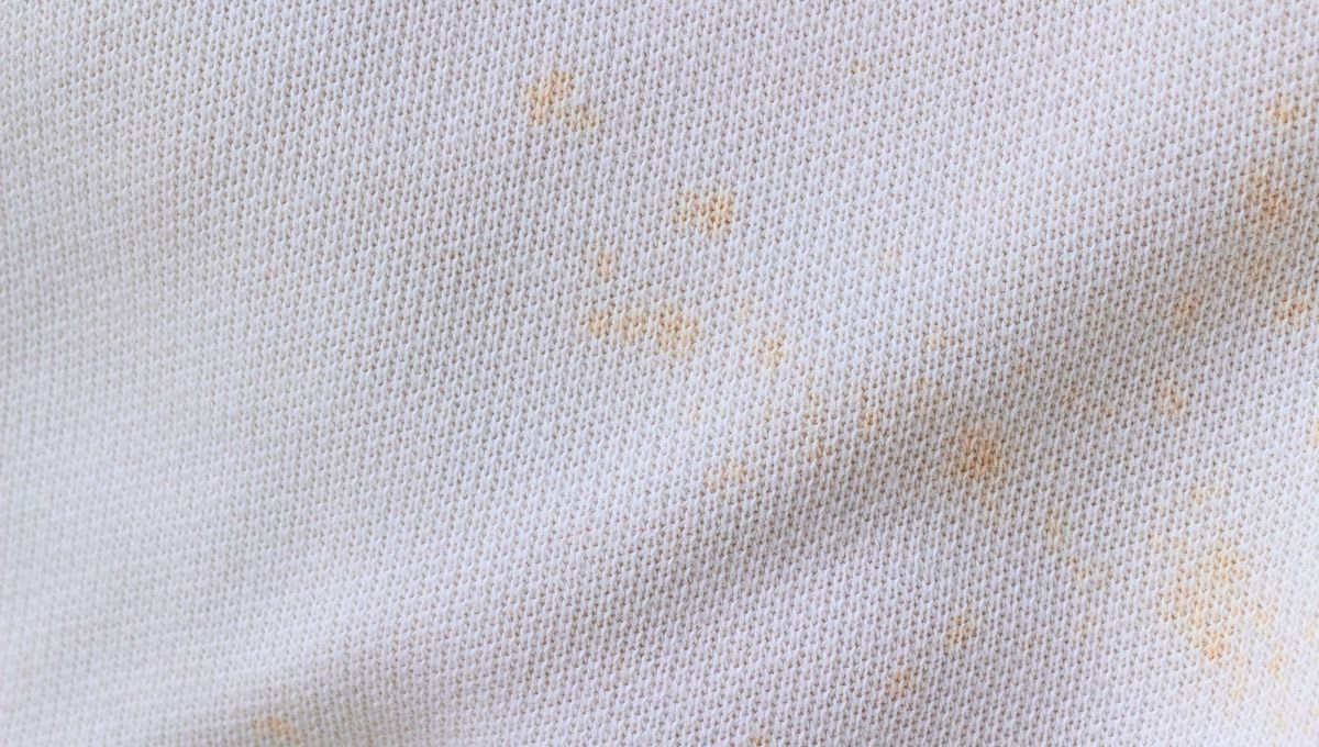 Cuando la ropa blanca sale con este tipo de manchas del lavarropas, es porque hay un problema con su mantenimiento y buen funcionamiento.
