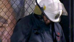 ¡Se durmió un bombero en la Bombonera!