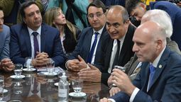 Los jueces de la Suprema Corte de Justicia con legisladores cuando presentaron las modificaciones al proyecto del Gobierno.
