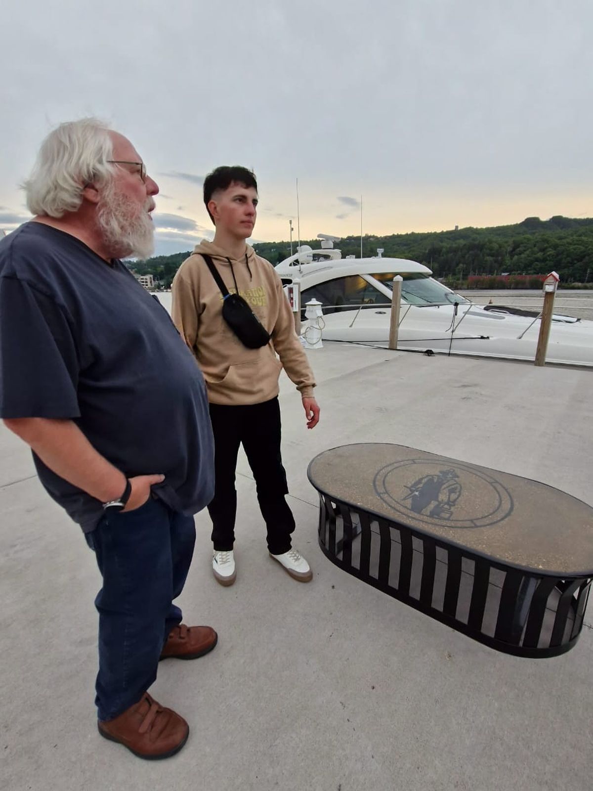 Valentín y David Nitz, el físico que es el nexo entre el observatorio de rayos cósmicos Pierre Auger, de Malargüe, y la universidad de Michigan. Valentín dice que en esta ciudad, Nitz es como un pariente de los jóvenes mendocinos Valentín y David Nitz, el físico que es el nexo entre el observatorio de rayos cósmicos Pierre Auger, de Malargüe, y la universidad de Michigan. Valentín dice que en esta ciudad, Nitz es como un pariente de los jóvenes mendocinos