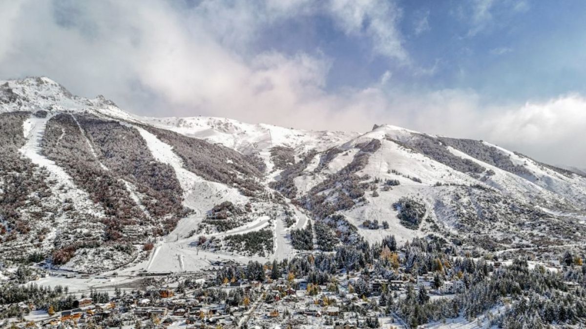 Se anticipa la temporada de esquí en la Patagonia.