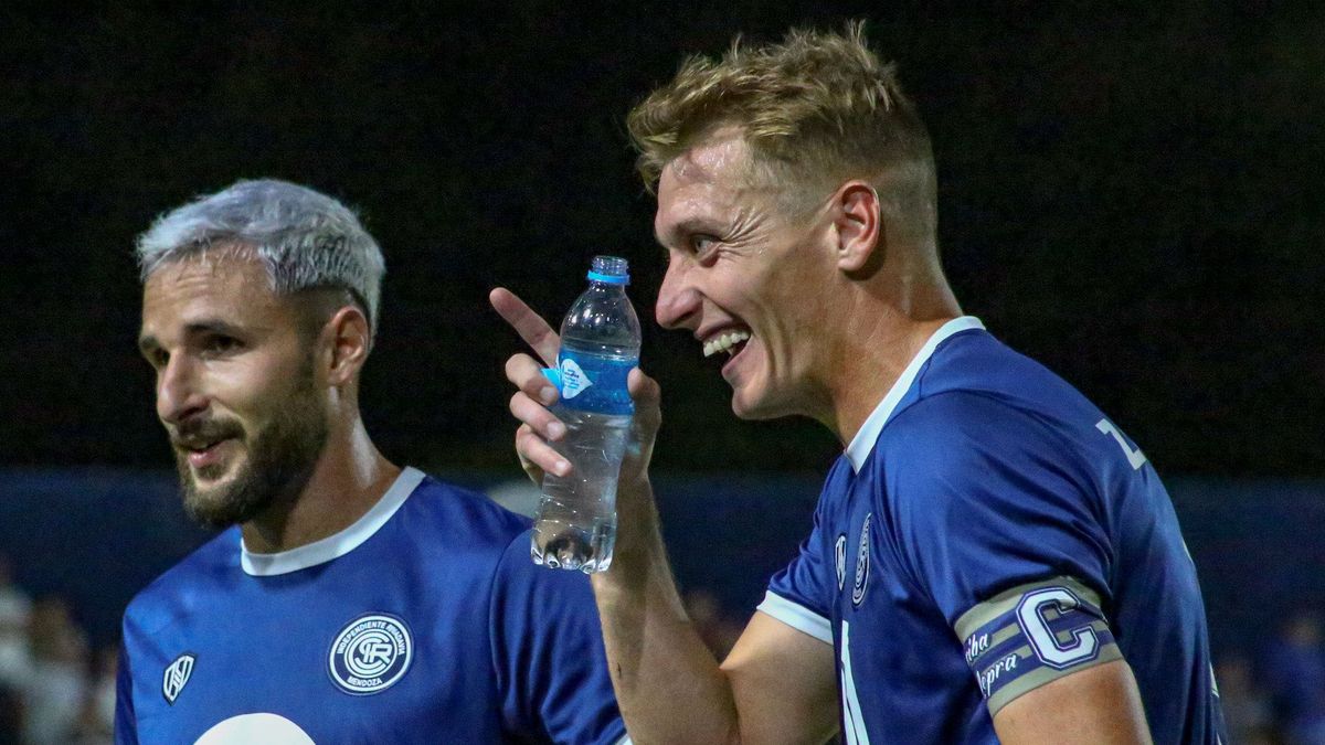 Mauro Maidana (derecha), el capitán de Independiente Rivadavia, junto a Juan Manuel Elordi.