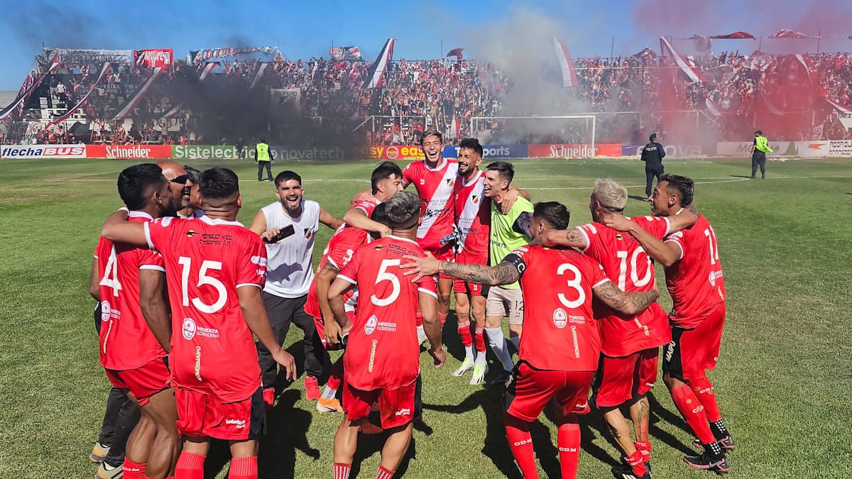 Festejo botellero. El Deportivo Maipú definió la serie con triunfo sobre Temperley y se metió en las semifinales del Reducido de la Primera Nacional
