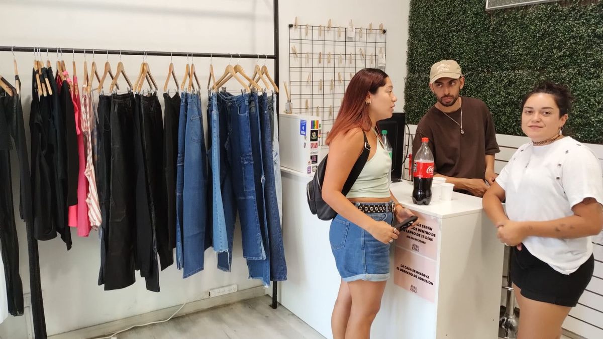 Luciana (derecha) con sus amigos nuevamente en el local Mirkkema, de Capital, luego de recuperar la ropa que le robaron en la madrugada del lunes. Luciana (derecha) con sus amigos nuevamente en el local Mirkkema, de Capital, luego de recuperar la ropa que le robaron en la madrugada del lunes.