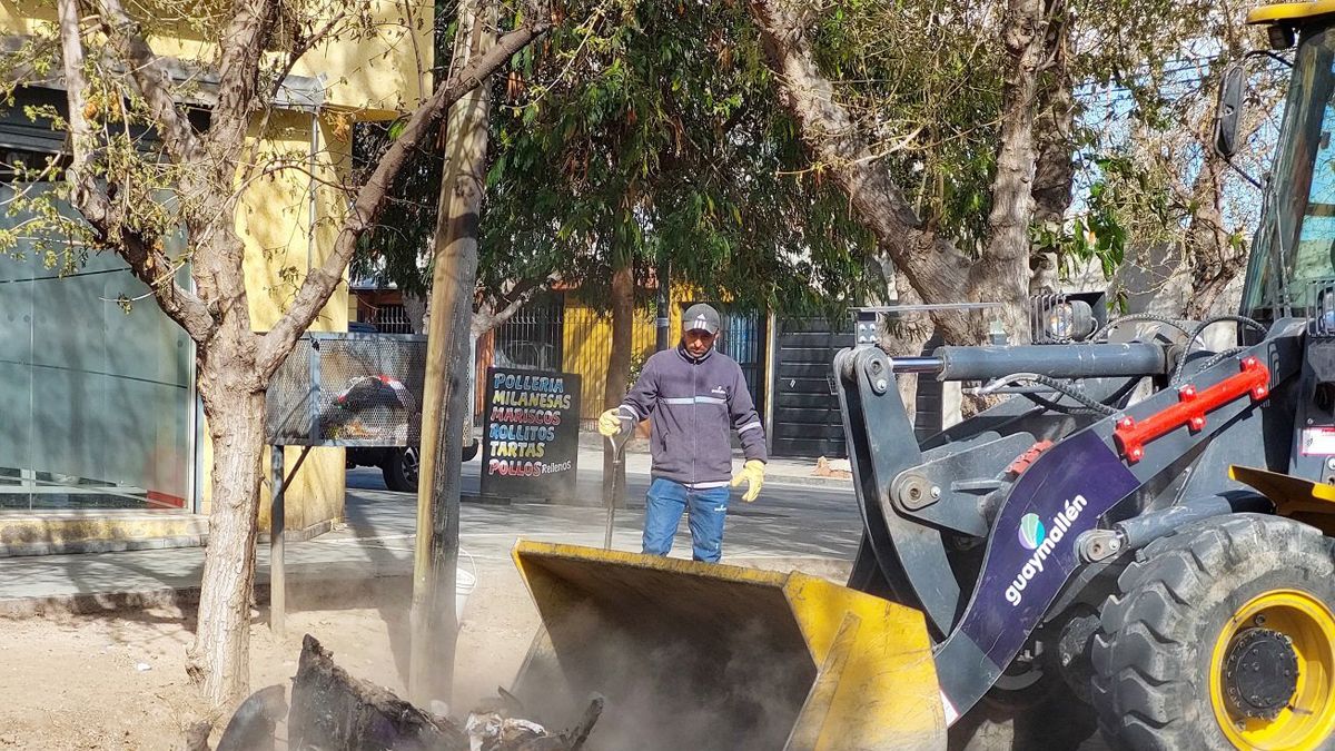 Municipales de Guaymallén trabajan en la limpieza de las calles producidas por el vandalismo.