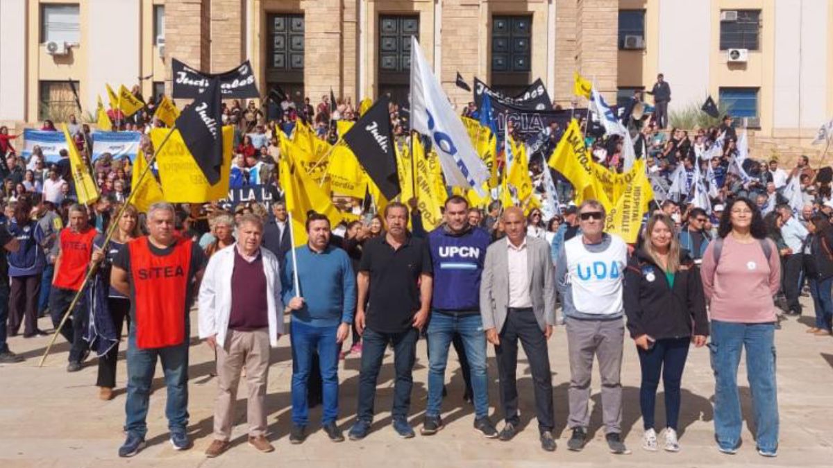 Los representantes gremiales que acompañaron la protesta de AMPROS. Los representantes gremiales que acompañaron la protesta de AMPROS.